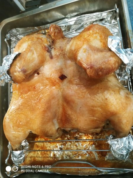 外香里嫩的脆皮烤整鸡成品图