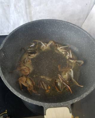 第4步(“海鲜”红烧螃蟹的做法)