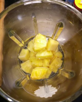 第2步(鲜榨菠萝汁的做法)