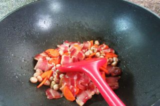 第8步(花生米胡萝卜炒风干肉的做法)