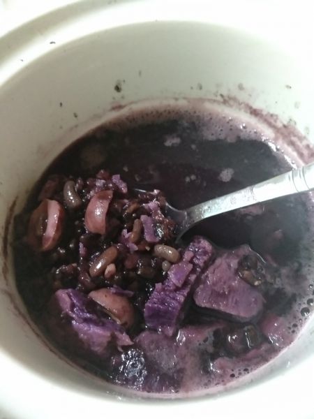 紫薯糙米莲子粥成品图