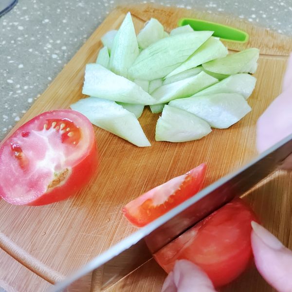第3步(丝瓜番茄煎蛋午餐肉汤的做法)