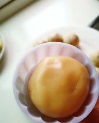 第12步(广式莲蓉蛋黄月饼的做法)