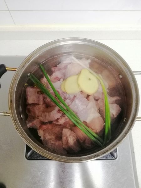 第1步(土豆烧排骨的做法)