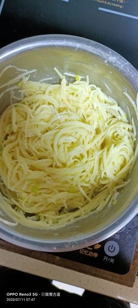 第3步(橄榄油土豆丝饼的做法)