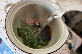 第3步(虾皮紫菜汤的做法)