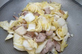 第7步(“白菜”砂锅白菜粉条炖肉的做法)