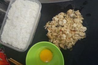 第1步(酸菜鸡蛋炒米的做法)