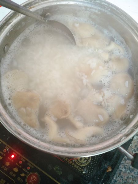 第3步(西红柿鸡蛋平菇粥的做法)