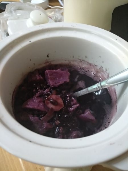 第2步(紫薯糙米莲子粥的做法)