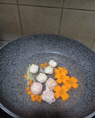 第2步(胡萝卜菠菜丸子汤的做法)