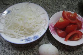 第1步(鸭蛋西红柿米粉的做法)