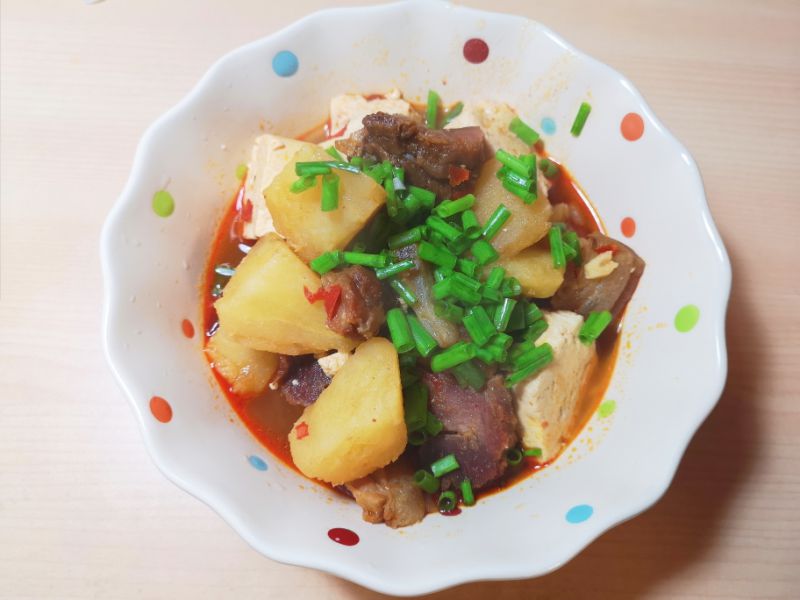 土豆豆腐炖腊肉成品图