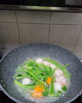 第5步(胡萝卜菠菜丸子汤的做法)