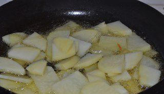第7步(香辣干锅土豆的做法)