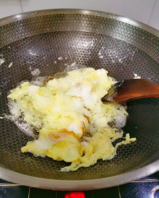 第3步(韭菜苔炒鸡蛋的做法)