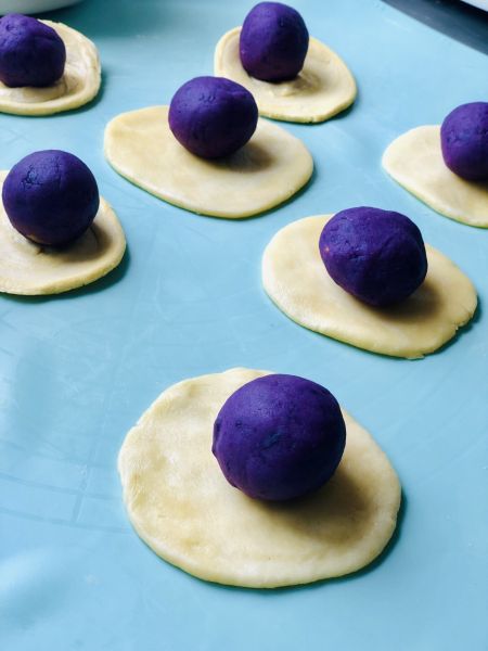 第4步(紫薯蛋黄酥的做法)