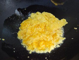第5步(蒜苔炒鸡蛋的做法)