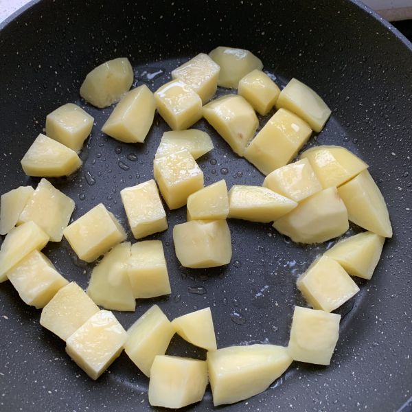 第3步(红烧排骨炖土豆的做法)