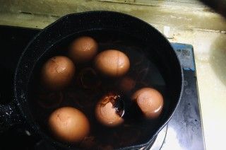 第7步(核桃壳煮鸡蛋的做法)