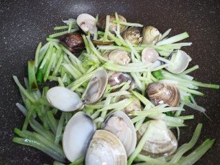 第4步(青萝卜蛤蜊炖豆腐汤的做法)