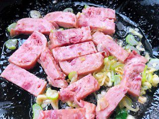 第7步(番茄午餐肉炒年糕的做法)